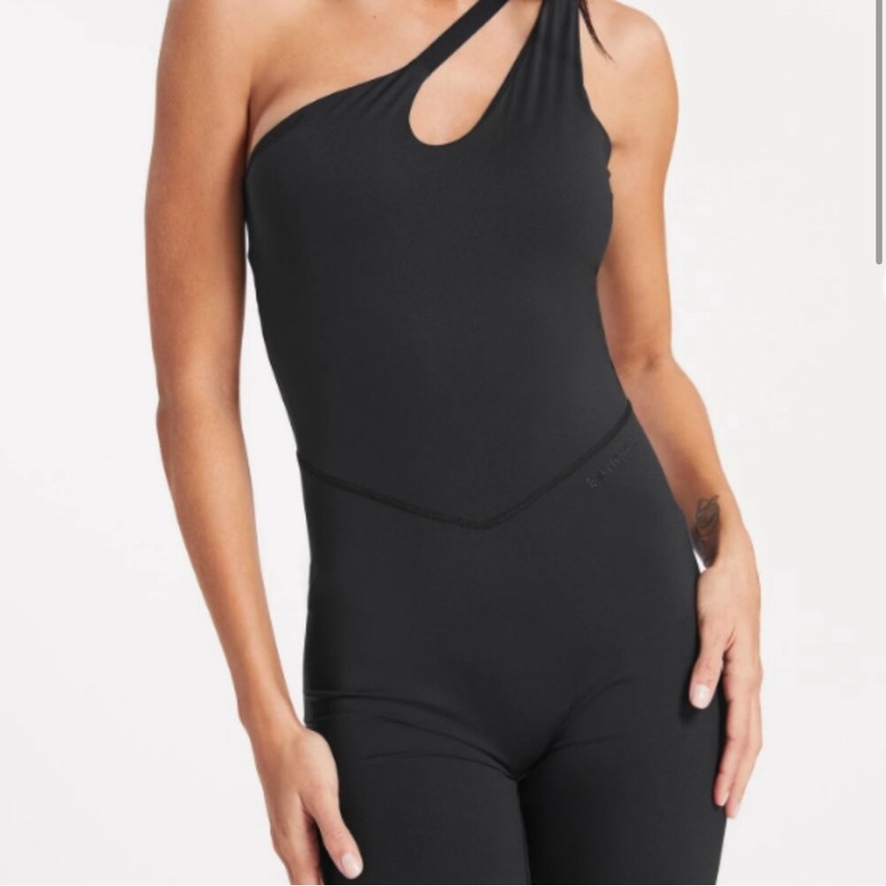Asymmetric Tempo Romper
BANDIER